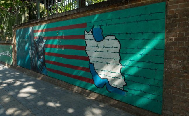 Мурал у разрушенного посольства США