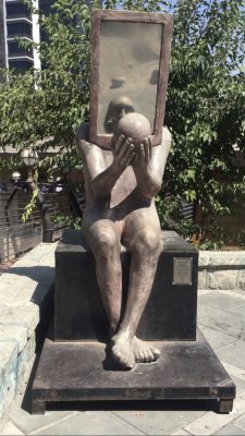 Скульптура «зеркало» на улице Амини