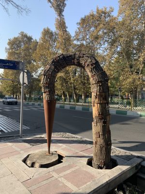 Инсталляция на улице Хорсанд, Тегеран