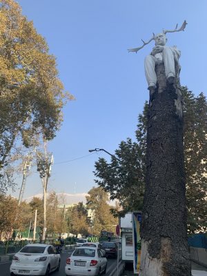 Скульптура на дереве. Улица Валиаср, Тегеран