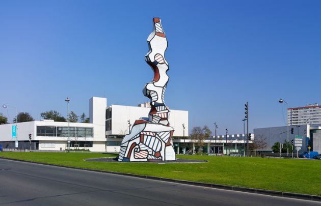 Статуя Жана Дюбюффе, установленная на перекрестке перед входом в музей MAC/VAL, пригород Парижа