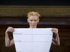 Перформанс Тильды Суинтон "Вечное платье"