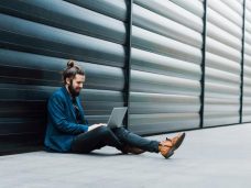 man-laptop-ground-outside-rwd.jpg.rendition.intel.web.480.360