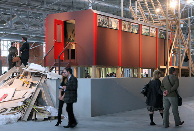  инсталляция "Красный вагон" Ильи и Эмилии Кабаковых была подарена художниками Эрмитажу
