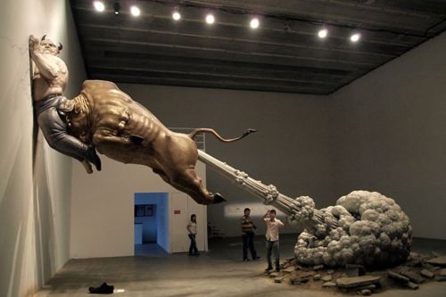 скульптура пукающий бык