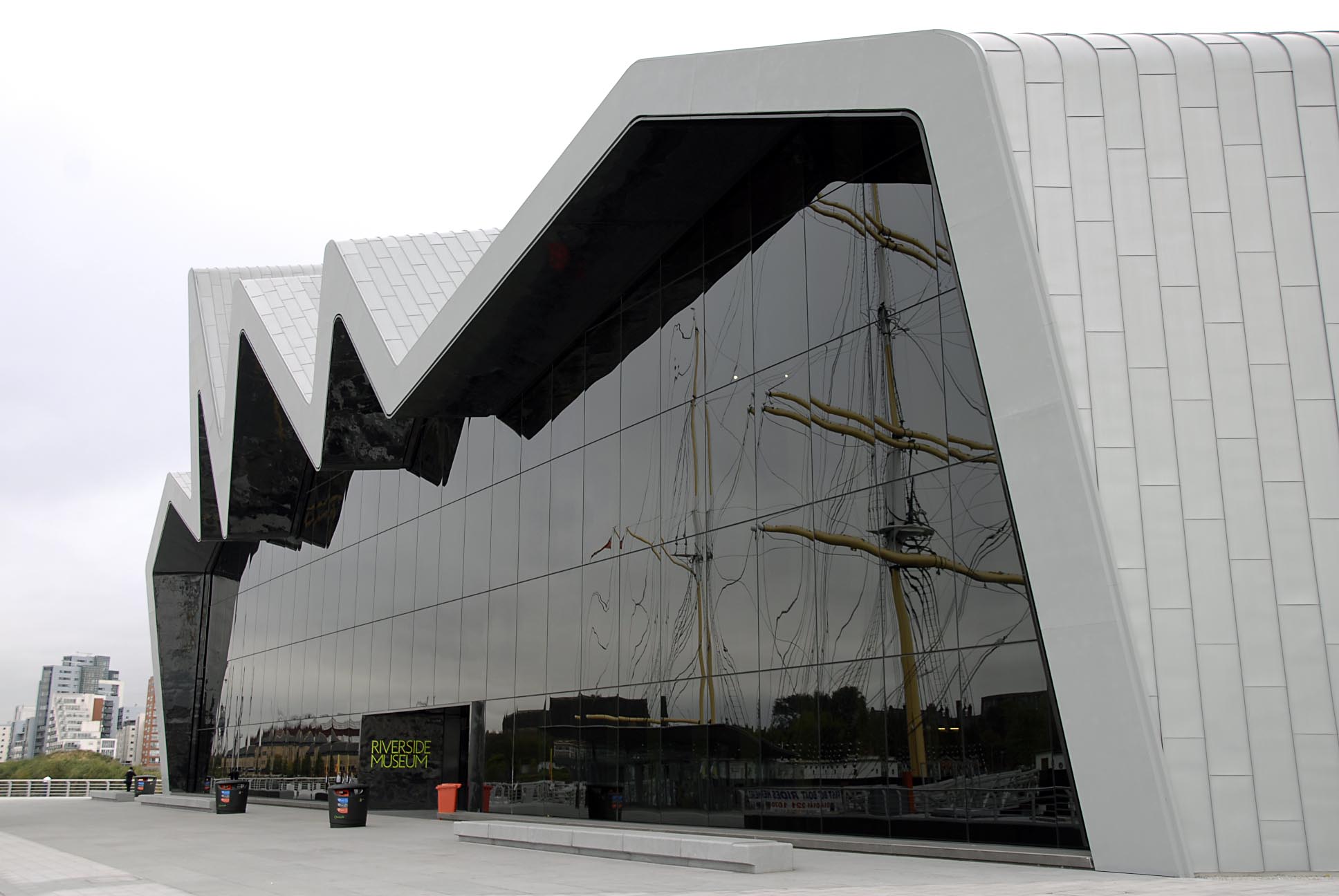 Музей Риверсайд в Глазго. Первый крупный инновационный архитектурный проект Захи Хадид в Великобритании.