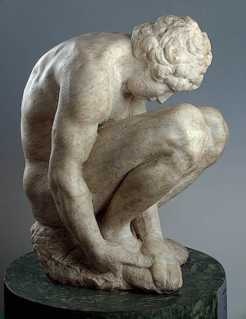Скорчившийся мальчик. Микеланджело Буонарроти. XV век. Эрмитаж.