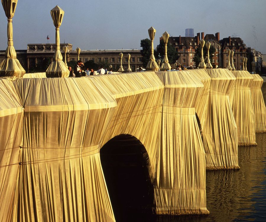 Кристо франция. Christo and Jeanne-Claude. Христо Явашев художник. Окруженные острова Христо Явашев. Христо Явашев обернутый Рейхстаг.