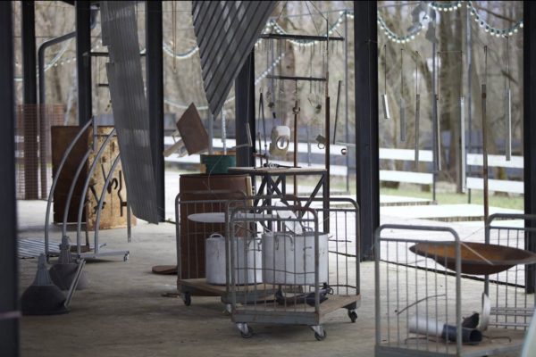 Митрий Гранков. Инсталляция из найденных объектов на территории бывшего пионерского лагеря (ныне — парк-отель «Белые Аллеи»), звуковой перформанс, 2025 